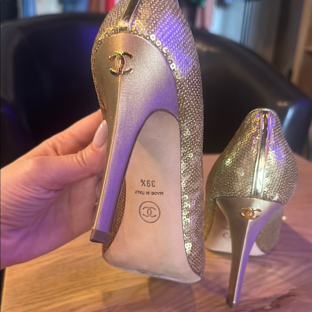 CHANEL Gold Metallic Heels with Pointed Toe - Picture 2 of 4